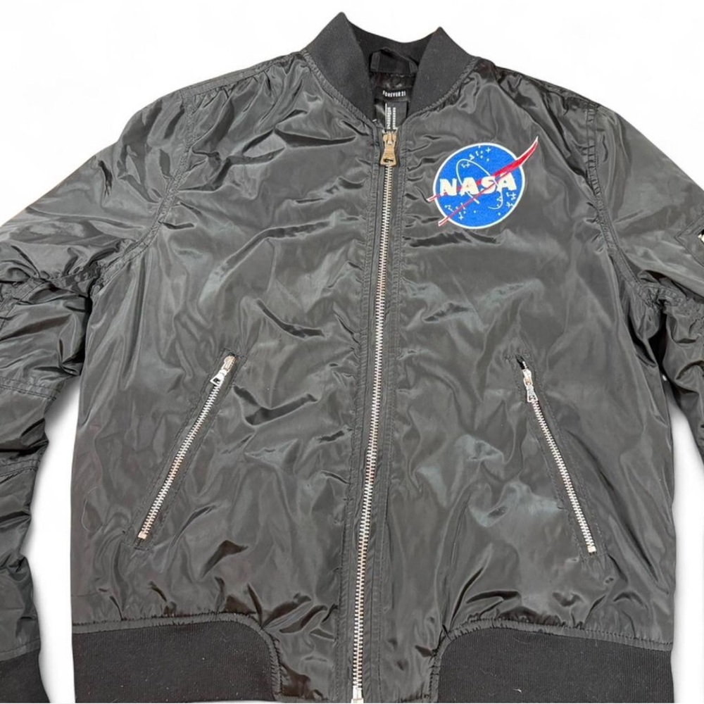 Black NASA bomber jacket with classic MA-1 inspired silhouette 🚀 forever 21 - Picture 4 of 8
